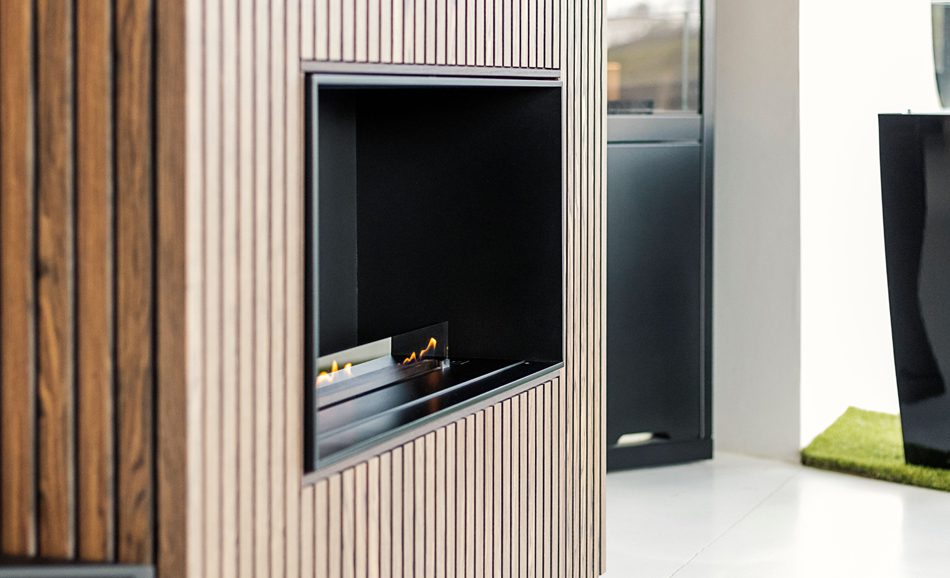 DECOFLAME HØJ – ÅBEN TIL FRONT (FRONTMODEL) | FRITSTÅENDE BIOPEJS MED LAMELLER